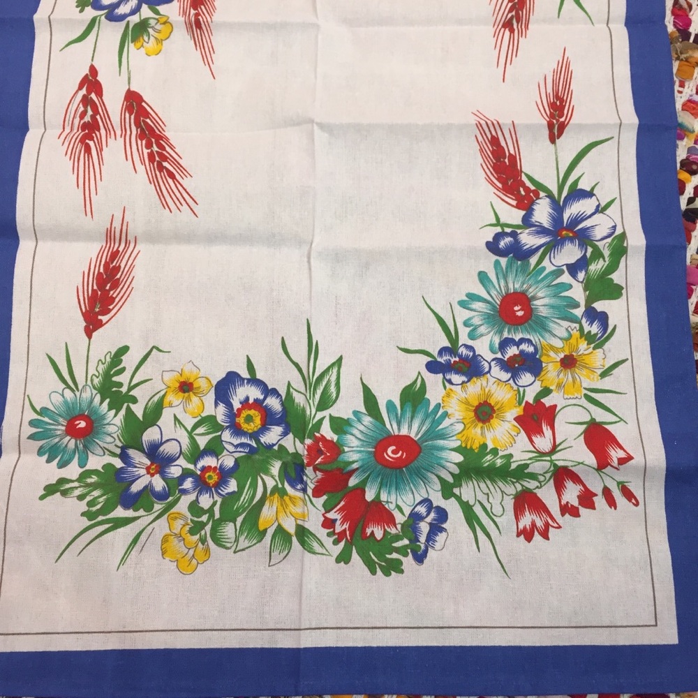 NOS Bright Floral Table Cloth - Picture 3 of 7